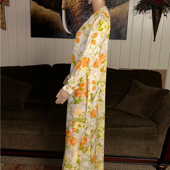 Virginia Wallace • Vintage • Medium • Yellow/Orange/Brown • Floral • Nightgown